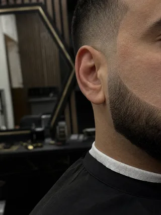 Rekonstruerat Instagramkoncept med en skarp hår- och skägglinje